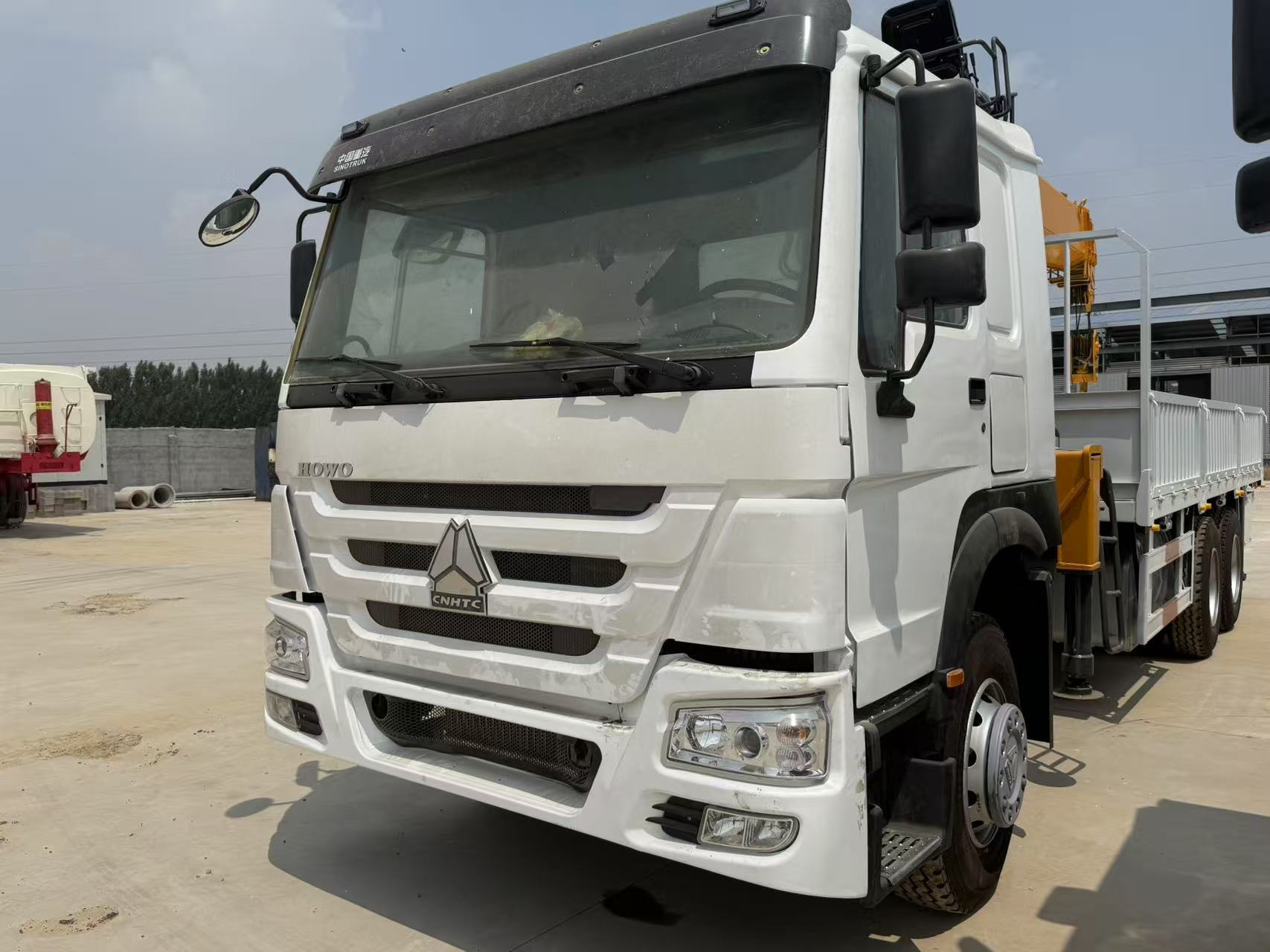 Grúa montada en camión SINOTRUK HOWO 6×4 de 14 toneladas – Motor Weichai de 380 CV | Euro III