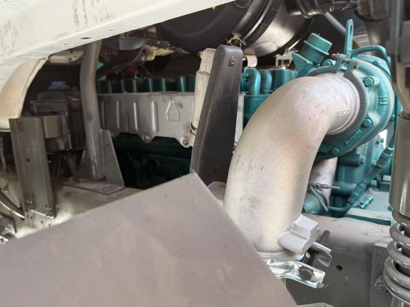 Grúa montada en camión SINOTRUK HOWO 6×4 de 14 toneladas – Motor Weichai de 380 CV | Euro III