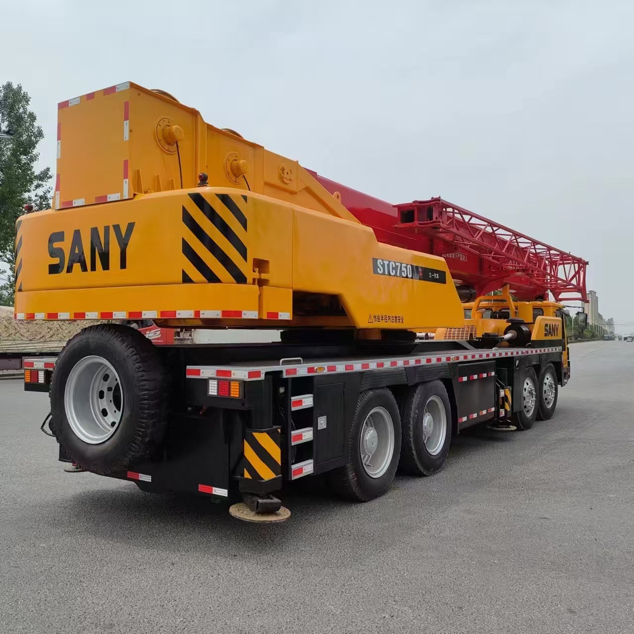 Grúa sobre camión SANY STC750 de 75 toneladas usada en venta | Equipos de elevación pesada