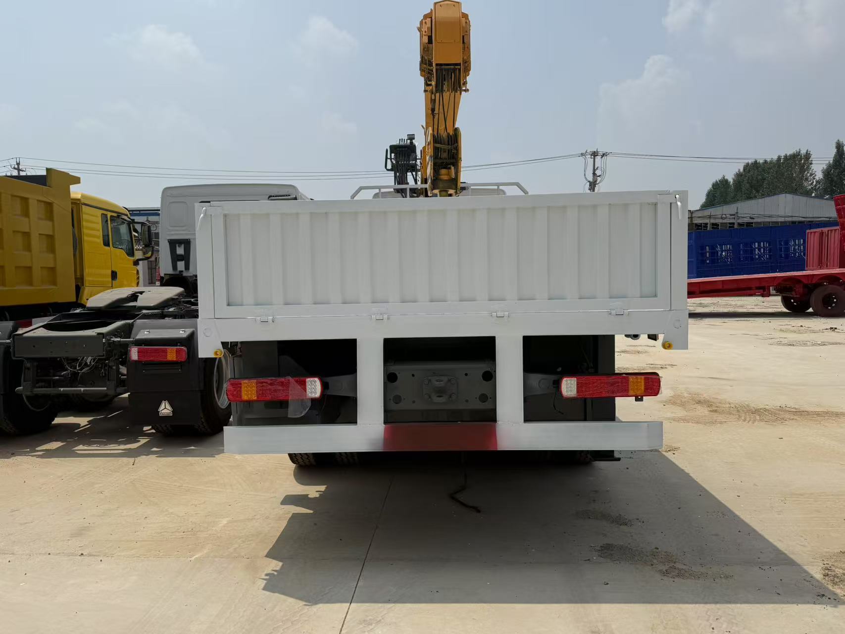 Grúa montada en camión SINOTRUK HOWO 6×4 de 14 toneladas – Motor Weichai de 380 CV | Euro III