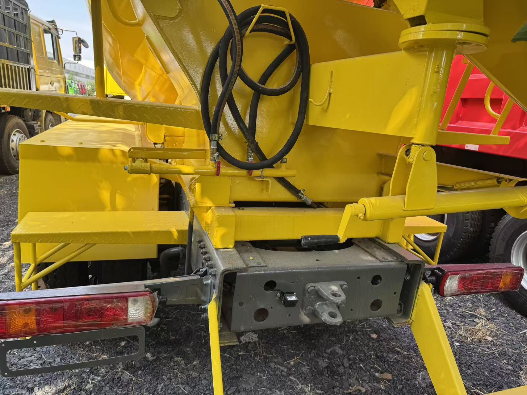 Camión mezclador de concreto pesado HOWO 8×4 de 375 CV – Euro III, usado, para construcción