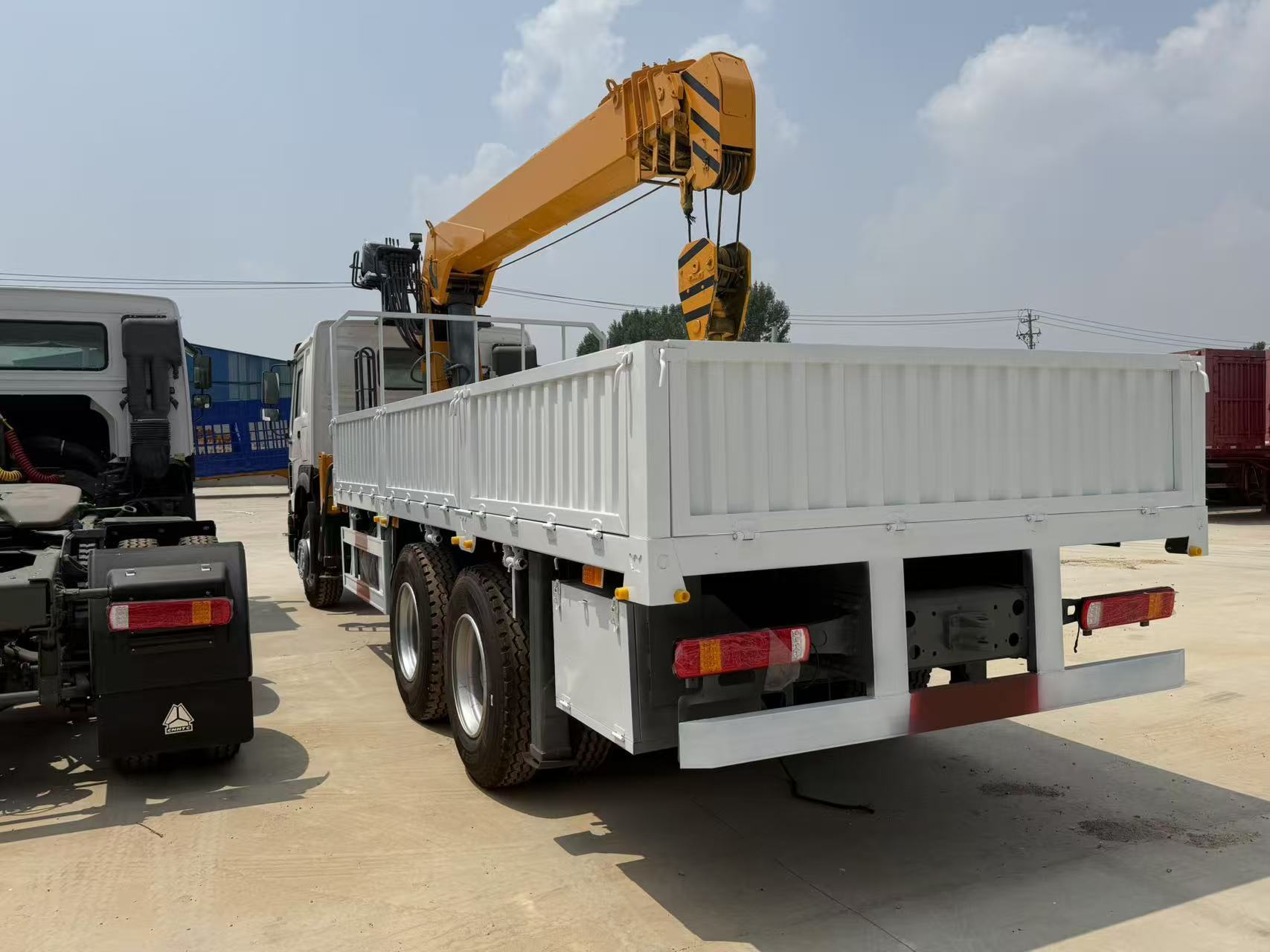 Grúa montada en camión SINOTRUK HOWO 6×4 de 14 toneladas – Motor Weichai de 380 CV | Euro III