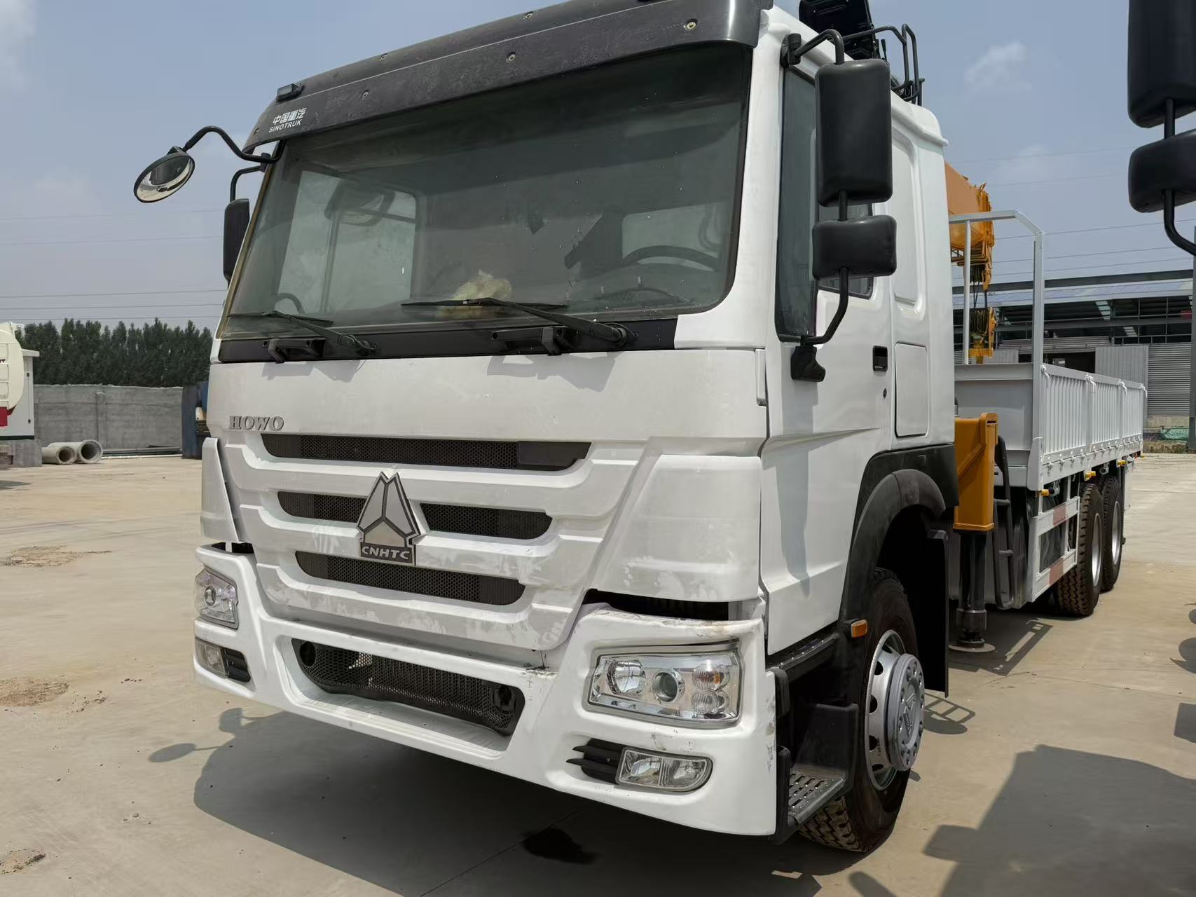 Grúa montada en camión SINOTRUK HOWO 6×4 de 14 toneladas – Motor Weichai de 380 CV | Euro III