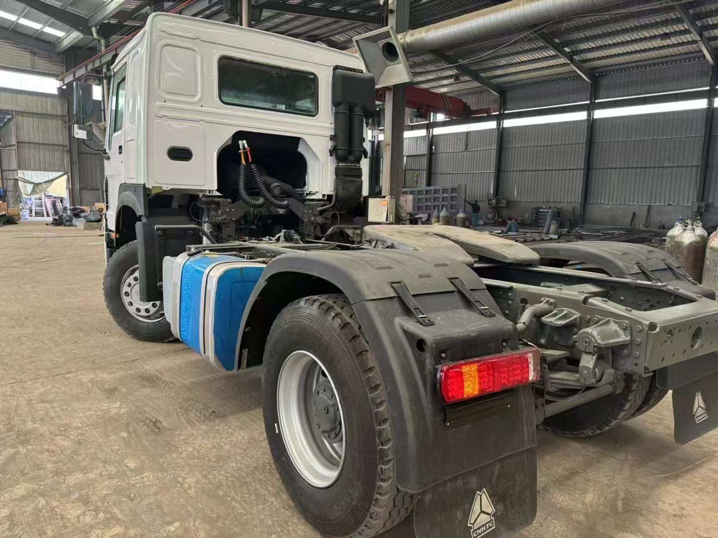 Cabeza tractora HOWO 371HP 4×2 de segunda mano – Tractor pesado Euro III