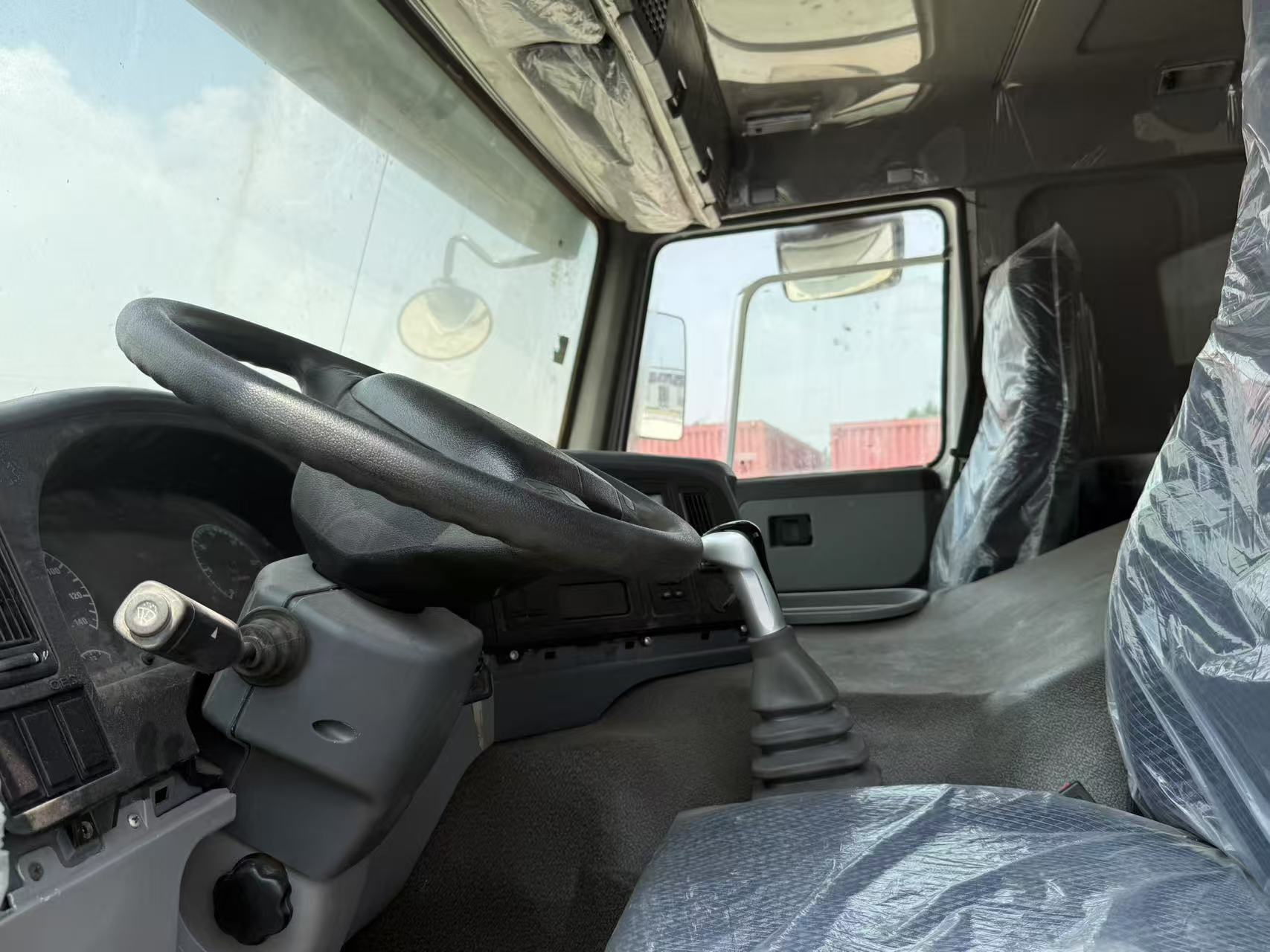 Grúa montada en camión SINOTRUK HOWO 6×4 de 14 toneladas – Motor Weichai de 380 CV | Euro III