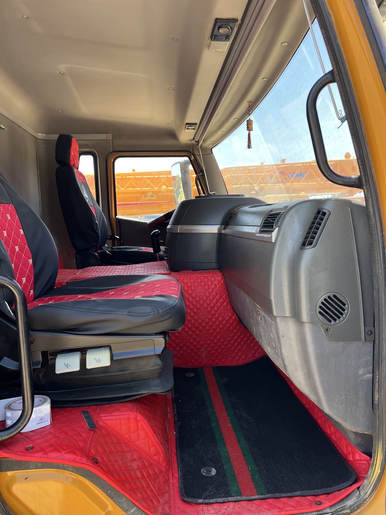 Grúa sobre camión SANY STC750 de 75 toneladas usada en venta | Equipos de elevación pesada