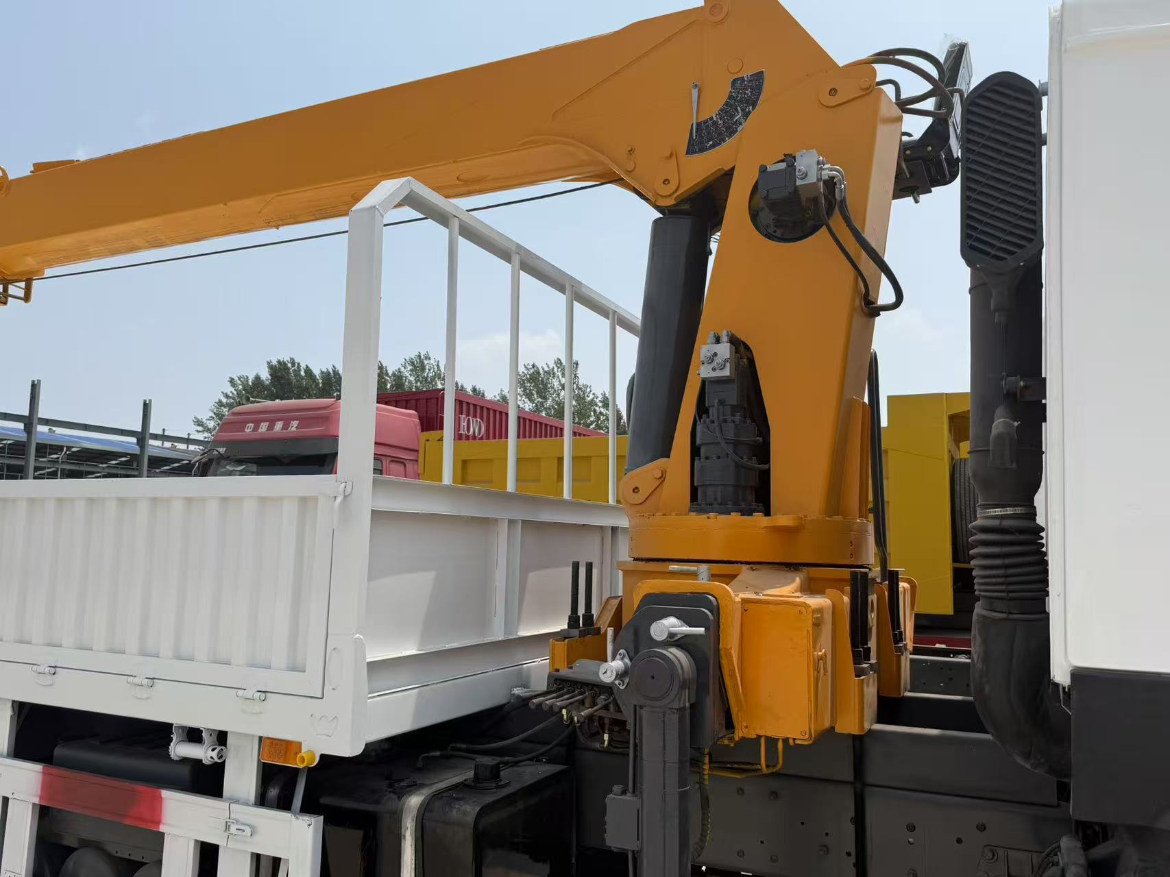 Grúa montada en camión SINOTRUK HOWO 6×4 de 14 toneladas – Motor Weichai de 380 CV | Euro III
