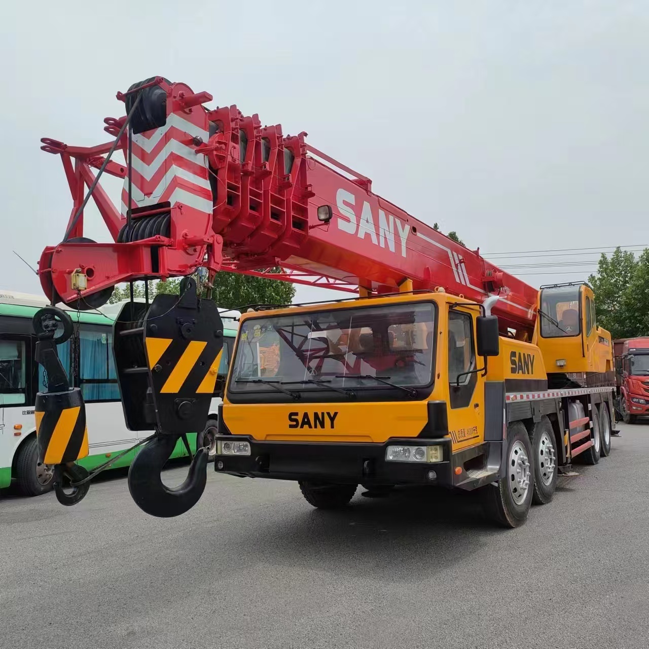 Grúa sobre camión SANY STC750 de 75 toneladas usada en venta | Equipos de elevación pesada