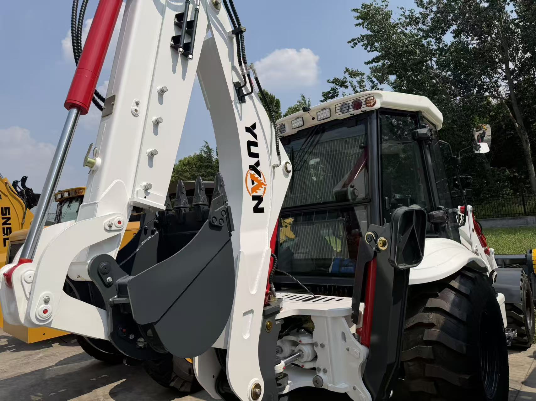 Excavadora retroexcavadora YUYAN 388 – Personalizable OEM/ODM | Estructura de acero de manganeso de alta resistencia | Calidad de referencia CAT y JCB
